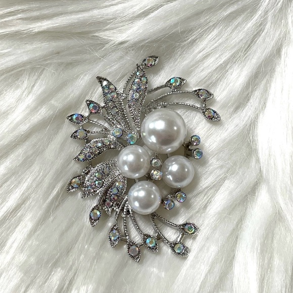 Brooch Silver Tone and Faux Pearl Brooch With Crystals New - Picture 5 of 6